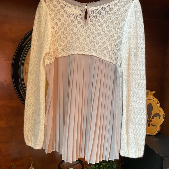 Cream colored shirt with back button - Picture 2 of 7